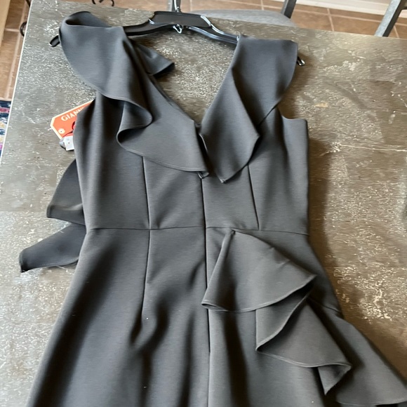 Black ruffle dress by Gianni Bini - Picture 4 of 10